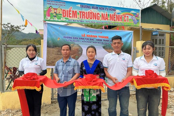 Hình ảnh đánh giá từ cộng đồng người chơi và biểu tượng uy tín.