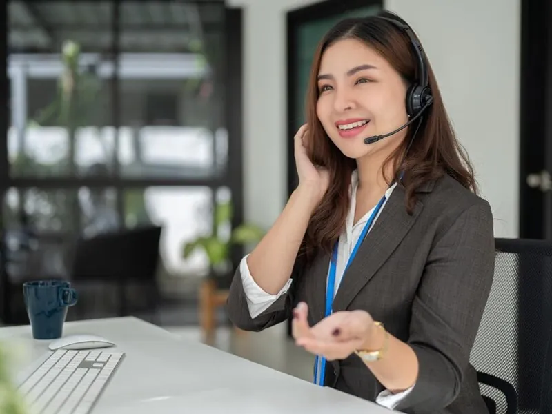 Nhân viên hỗ trợ 88CLB đang tư vấn khách hàng