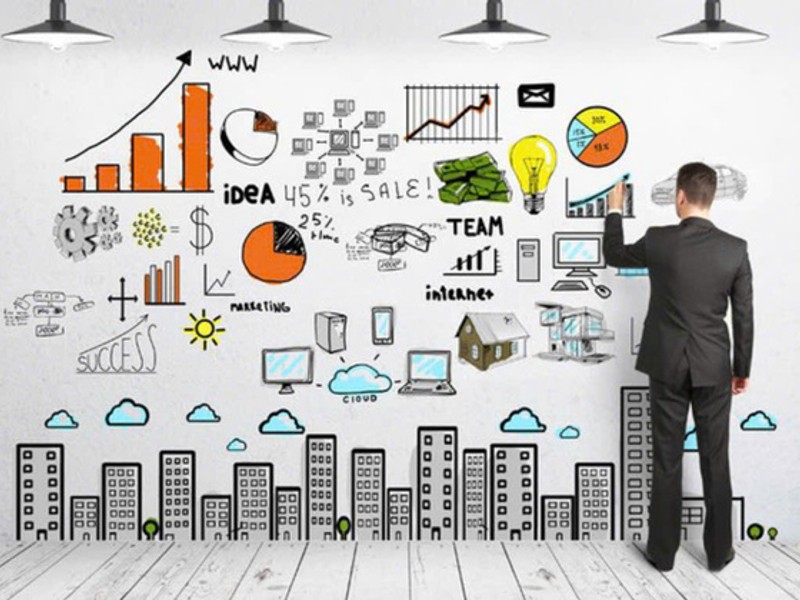 Bàn tay đang sắp xếp các đồng tiền hoặc chip cờ bạc một cách có hệ thống