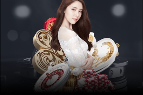 Sòng bạc trực tuyến 88CLB với hình ảnh người chia bài thật và bàn Baccarat sang trọng.